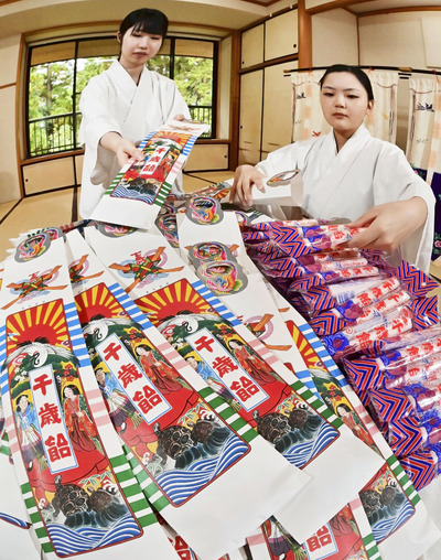 子どもたちの健やかな成長を願い、手作業で一つ一つ丁寧に袋詰めされる千歳飴＝郡山市・開成山大神宮