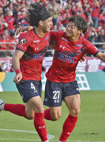 【いわき―愛媛】後半３２分、頭で勝ち越しゴールを決め、仲間と喜ぶいわきのＤＦ堂鼻（左）＝ハワイアンズスタジアムいわき