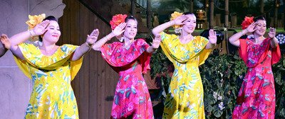 笑顔でフラを披露するマルヒアさん（左）やモアナさん（右から２人目）ら＝１８日、いわき市・スパリゾートハワイアンズ