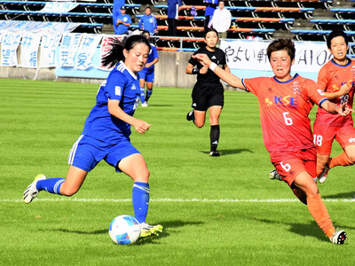 【福島―出雲】ゴールに迫る福島のＭＦ松下遥蘭（左）＝Ｊヴィレッジスタジアム