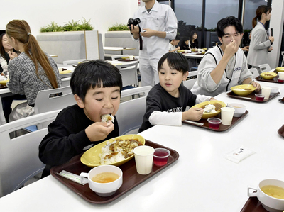 初開催されたこども食堂でカレーを頬張る子どもたち