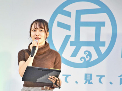 司会として登場し、本県の魅力を伝えた橘さん＝浪江町・道の駅なみえ