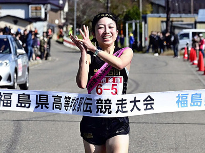 【女子】「京の都で笑顔の花咲かそう」のスローガンにちなみ、花のポーズをつくって１０連覇のゴールテープを切る学法石川のアンカー岩橋