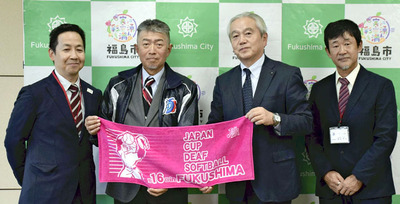 斎藤副市長（右から２人目）に意気込みを語った亀田理事長（同３人目）ら