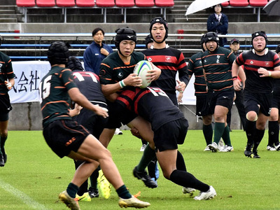 【勿来工―郡山北工】激しくせめぎ合う選手たち=ハワイアンズスタジアムいわき