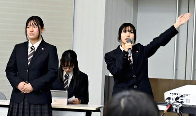 取り組みについて発表する喜多方桐桜高の生徒たち