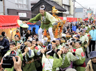 華やかに祭りを盛り上げる真結女神輿