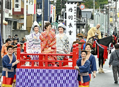 棚倉城の築城400年を記念した棚倉城フェスタ=25日午後、棚倉町