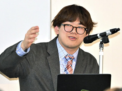 「小説が生まれるまで」と題して講演する鈴木さん=25日午後、郡山市・けんしん郡山文化センター