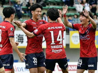 【徳島―いわき】後半３４分、決勝ゴールを決め、笑顔を見せるいわきのＤＦ深港（左から２人目）＝鳴門・大塚スポーツパークポカリスエットスタジアム