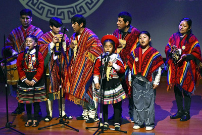 日本語の歌や伝統舞踊を披露し、大玉村の訪問団を歓迎する出演者＝２５日午後、ペルー・マチュピチュ村
