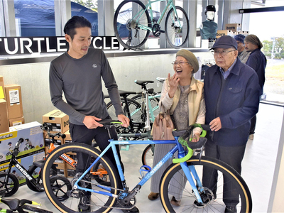 来店した地域住民と交流する野田さん（左）