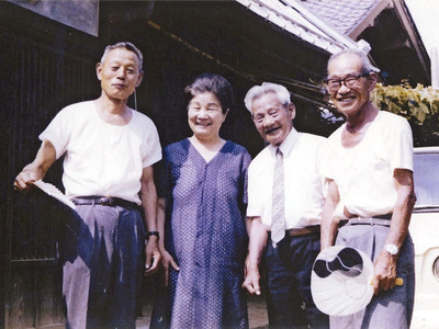 日本に帰国後、きょうだいと再会した野内与吉(左から3人目)=1968年、大玉村(親族提供)