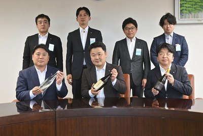 (前列左から)松本、岩田、佐藤の各氏(後列左から)広上、大和田、米田、谷口の各氏