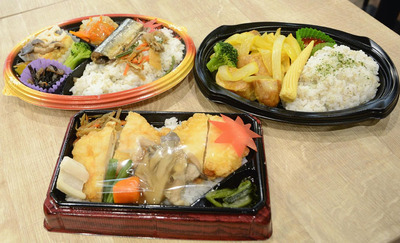 新たに販売されている「秋の彩り弁当(秋刀魚生姜煮)」(左)、「カレー風味のごろごろフランク弁当」(右)、「秋が巡るきのこあん鶏天弁当」