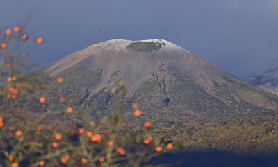 山頂付近をうっすらと雪化粧した吾妻連峰の吾妻小富士=28日午前6時20分ごろ、福島市