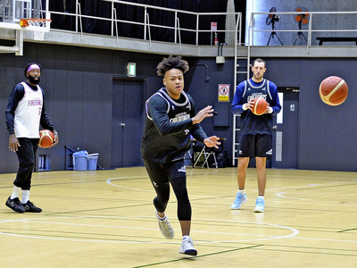 週末の試合に向け練習に取り組む（左から）マニゴールト、米山、ナンジ ＝２９日、宝来屋ボンズアリーナ