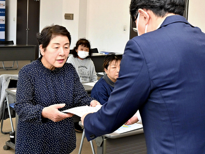 修了証書を受けた受講生(左)