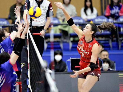 【ＰＦＵ―デンソー】スパイクを放つロザマリア＝とり野菜みそＢＬＵＥＣＡＴＳ　ＡＲＥＮＡ