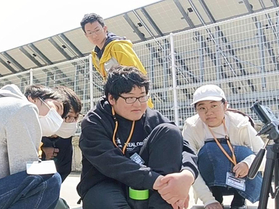 特撮塾卒業後もクラブ生として参加する近内さん（中央）。後輩や特撮関係者らと交流を深め、特撮技術を磨いている