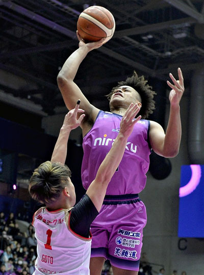 【福島―岩手】第２Ｑ、シュートを放つ福島の米山（右）＝宝来屋ボンズアリーナ