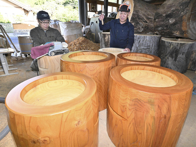 手作業で仕上げられている臼＝田村市船引町要田・けやきの森