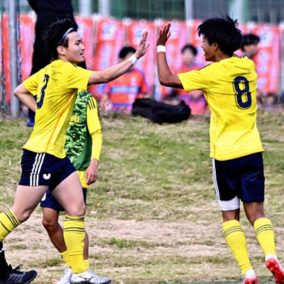 【福島東―聖光学院】後半３分、追加点を決めハイタッチする福島東のＤＦ渡辺颯（左）