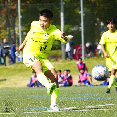 【帝京安積―ふたば未来】シュートを放つ帝京安積のＭＦ近