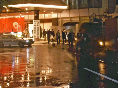 約２時間に及ぶ継続総代会を終え、会場を出る総代ら。総代からは怒りや落胆の声が聞かれた＝１０月３１日午後５時５分ごろ、いわき市