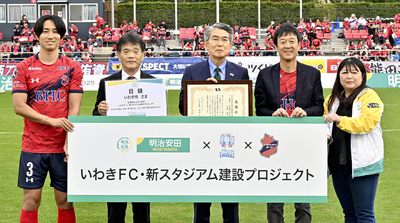 贈呈式に出席した（左から）遠藤選手、山田副市長、森口本部長ら