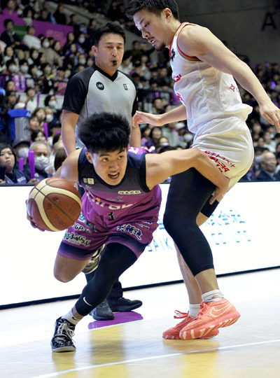 【福島―岩手】第１Ｑ、鋭いドリブルで相手をかわす福島の大久保（左）＝宝来屋ボンズアリーナ