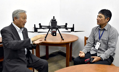 マチュピチュ村で最新技術を活用した両村の交流の在り方について意見を交わした押山村長（左）と遠藤社長