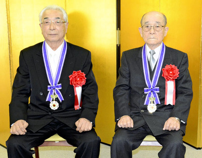 県文化功労賞を受けた鬼多見さん（左）と佐藤さん