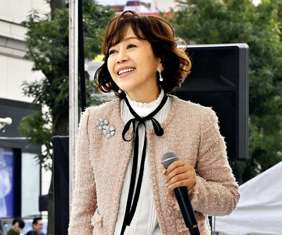 ステージでヒット曲を歌う岩崎さん