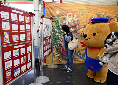 子どもたちの作品が並ぶ会場