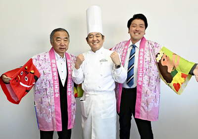 来場を呼びかける（左から）本名会長、斎藤社長、佐藤社長