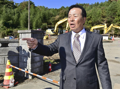 解体中の自宅前で、帰還への思いを話す福田さん＝４日午前９時４５分ごろ、双葉町長塚