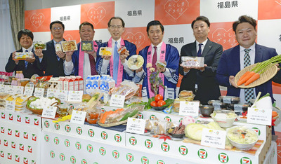 フェアの商品をＰＲする（左３人目から）阿部常務執行役員、内堀知事、鳴海ゾーンマネジャー