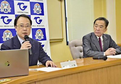 がん治療薬開発事業の連携を確認した和田教授（左）と遠藤町長