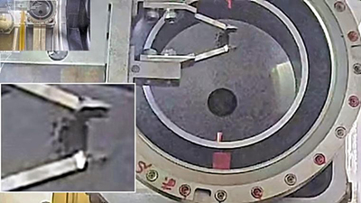 ２０２４年１１月に初めて成功した試験的取り出し。爪形の器具でデブリをつかみ、容器に移した（東電提供）