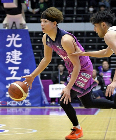 【福島―福井】第４Ｑ、ドリブルで相手選手をかわす福島の益子＝宝来屋ボンズアリーナ