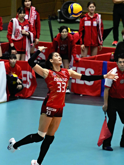 【ＮＥＣ川崎―デンソー】第４セット、サーブする蓑輪＝福島トヨタクラウンアリーナ