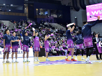 試合終了後、観客とタオルを回して喜びを分かち合う福島の選手