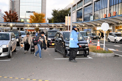初日から利用者の車が連なった郡山駅西口ロータリーの臨時乗降場