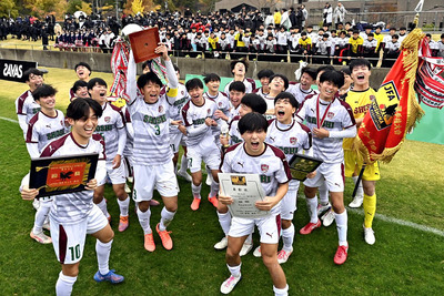 優勝カップなどを持ち上げて喜ぶ尚志イレブン＝９日午後、郡山市・仙台大サッカーフィールド郡山