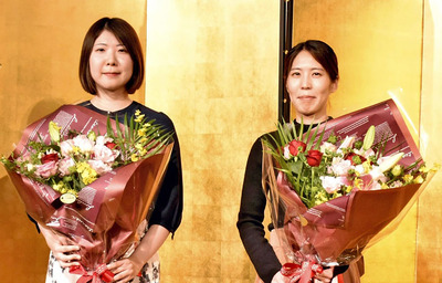 対局を前に決意を述べた西山女流二冠（左）と福間女流王座