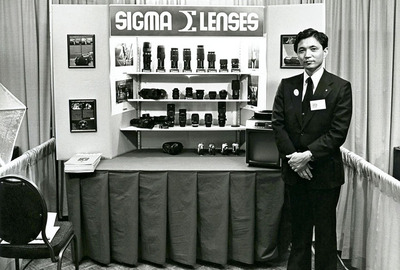 海外で開かれた展示会のブースに立つ４０代半ばの父道広。自社ブランドにこだわる固い信念があった＝１９７９年