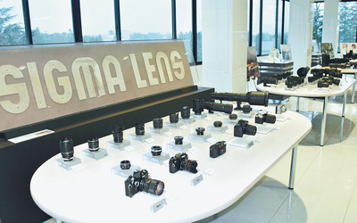 歴代の製品が並ぶ会津工場の展示室。この工場でアルバイトをした経験がその後の人生を変える転機となった＝磐梯町