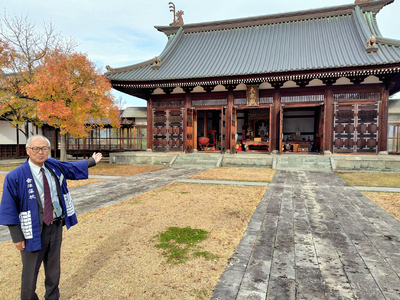 第１話のロケが行われた會津藩校日新館。左は石田館長