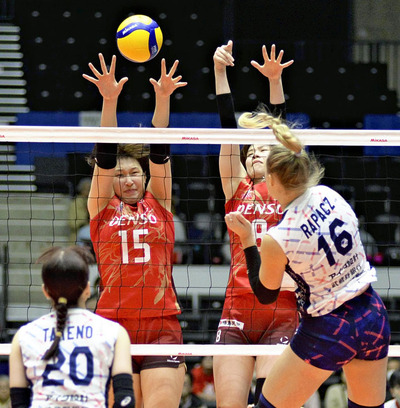 【デンソー―埼玉上尾】第２セット、ブロックを仕掛けるデンソーの柳〈１５〉＝宝来屋ボンズアリーナ